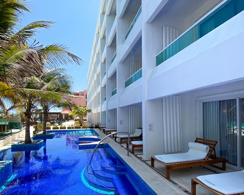 Exterior view of Hotel Flamingo Cancun Resort.