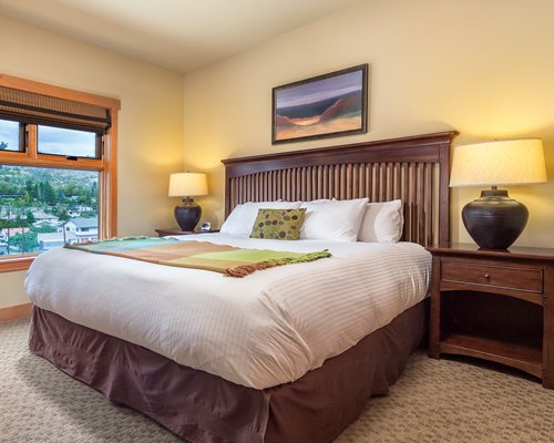 A well furnished bedroom with a queen bed.