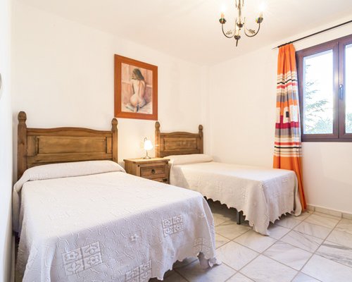 A well furnished bedroom with two twin beds.