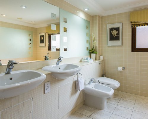 A bathroom with double sink vanity.