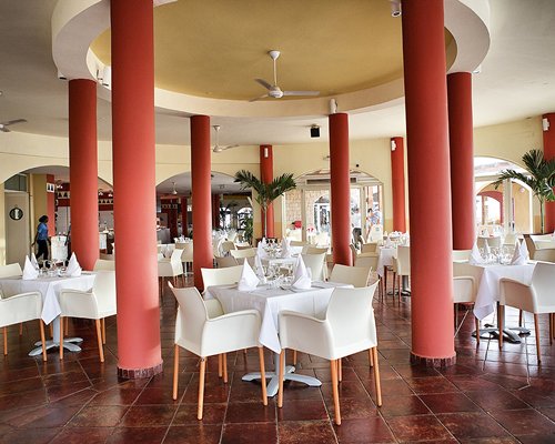 An indoor restaurant at Hotel New Horizons Boa Vista.