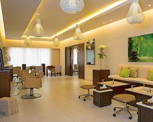 A well furnished indoor salon.