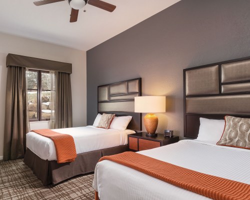 A WELL FURNISHED BEDROOM WITH TWO BEDS.