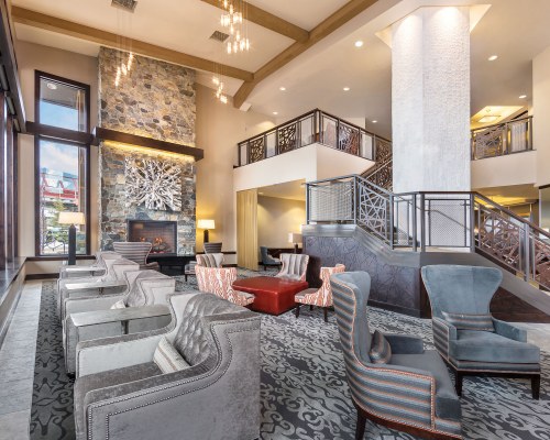 A WELL FURNISHED INDOOR LOUNGE AREA.