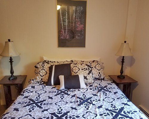 A well furnished bedroom with two lamps.