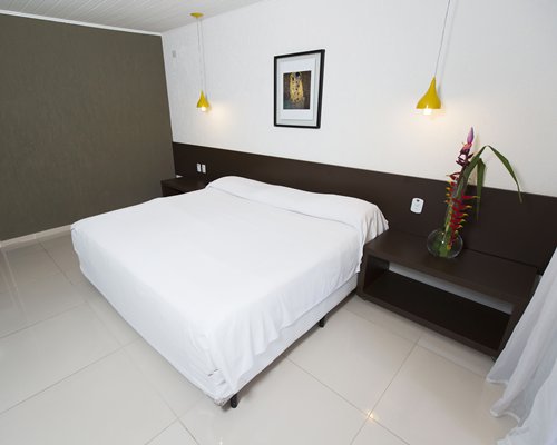 A well furnished bedroom with queen bed.