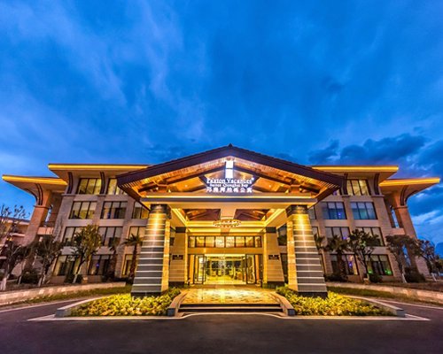 An exterior view of the Suiton Paxton Qionghaibay Xichang resort.