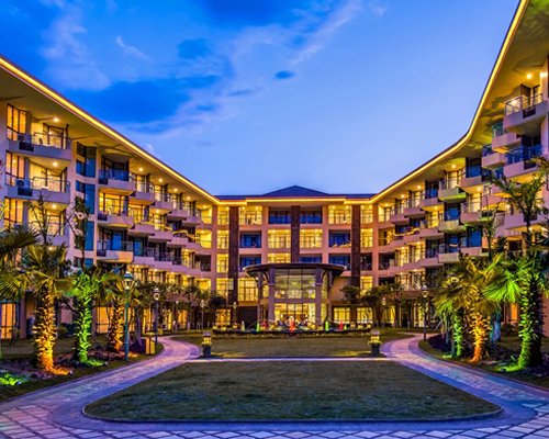 Scenic exterior view of Suiton Paxton Qionghaibay Xichang resort.