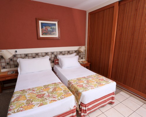 A WELL FURNISHED BEDROOM WITH TWO TWIN BEDS.