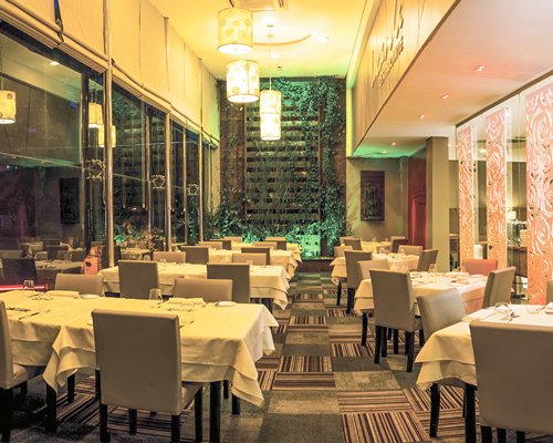 An indoor restaurant at Wyndham Golden Foz Suites.