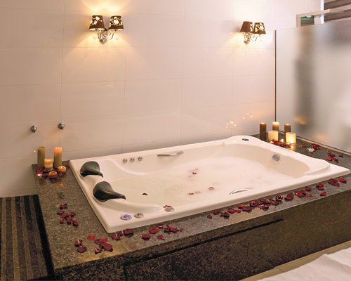 A bathroom with a bathtub.