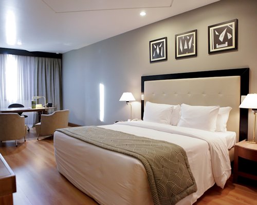 A well furnished bedroom with queen bed.