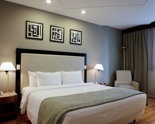 A well furnished bedroom with a queen bed.