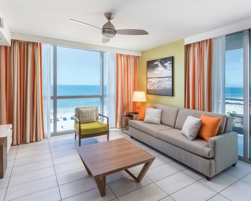 A WELL FURNISHED LIVING ROOM WITH AN OUTSIDE VIEW.