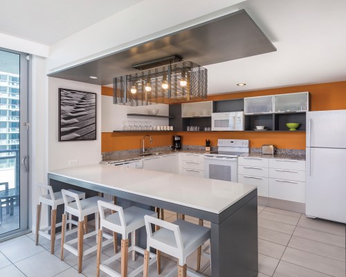 A WELL EQUIPPED KITCHEN AND BREAKFAST BAR.