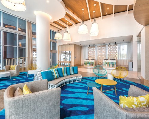 A WELL FURNISHED INDOOR LOUNGE AREA.