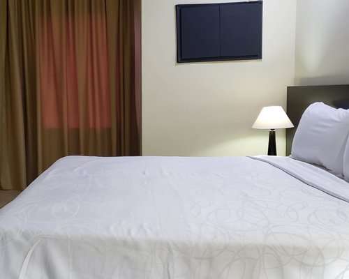 A well furnished bedroom with lamps.