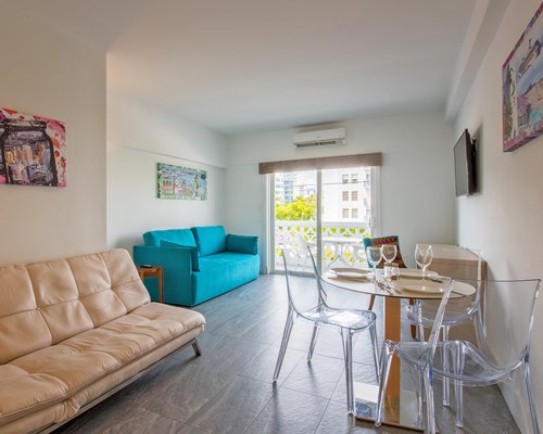 Suite rooms with dining and Balcony at Park Royal Homestay Miami Beach by Royal Holiday LG