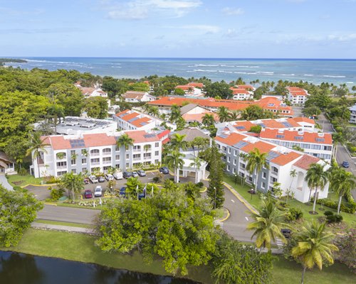 resort buildings and ocean view of Viva Wyndham V Heavens
