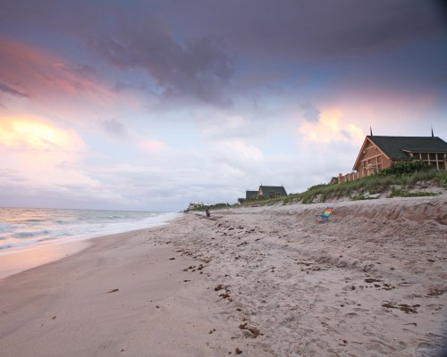 BEACH VIEW OF THE OCEAN.