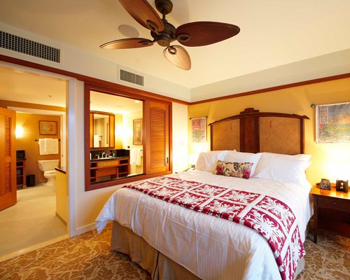 A well furnished bedroom with lamps and vanity.