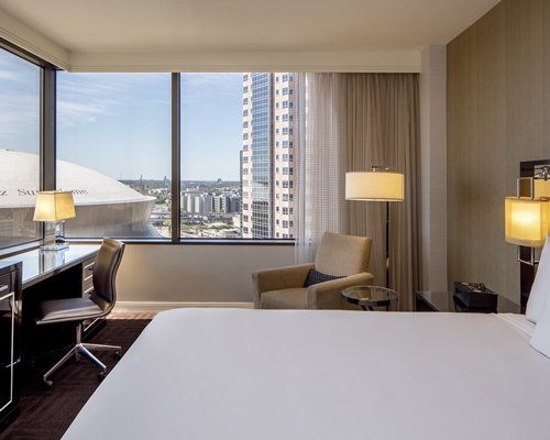 Bedrooms with natural light inside at Hyatt Regency New Orleans