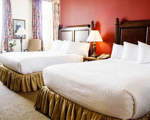 Bedrooms with 2 Queen beds at River Street Inn Savannah