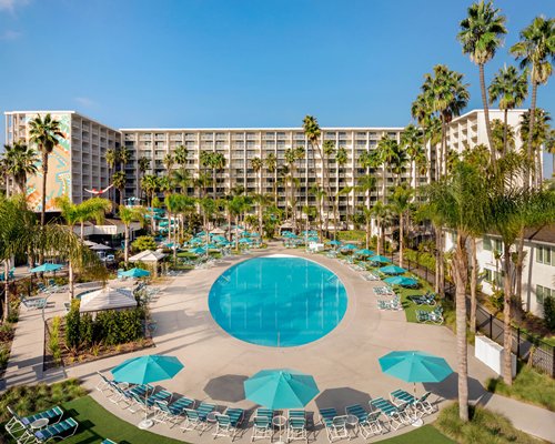 Town &amp; Country Resort &amp; Convention Center - 3 Nights