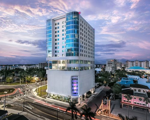 Embassy Suites by Hi...