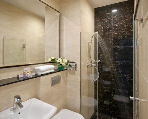 V Hotel Lavender - 4 Nights