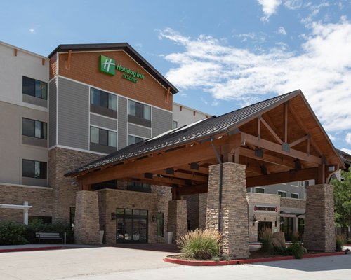 Holiday Inn &amp; Suites...