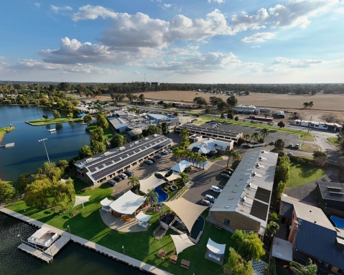 Lake Edge Resort - T...