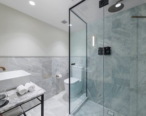 202 ELIZABETH HOTEL - 3 Nights