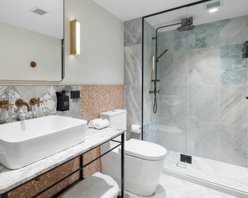 202 ELIZABETH HOTEL - 3 Nights