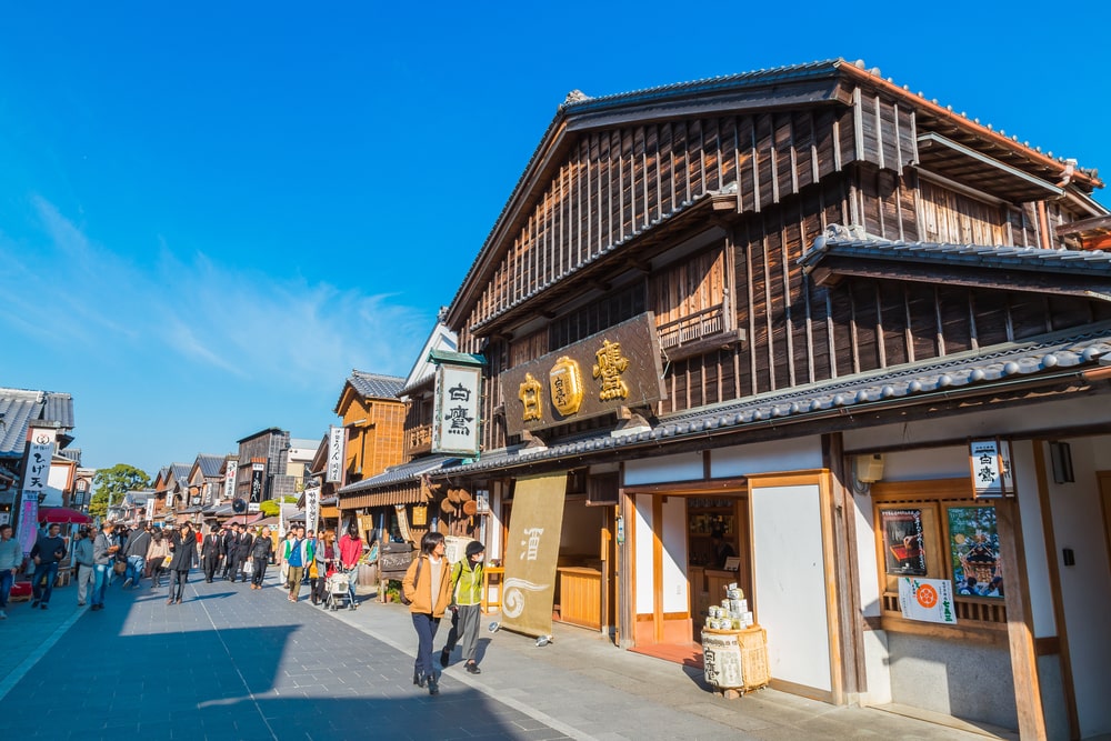 The buildings that line the street towards Ise Jingu feature a traditional Edo architecture style.