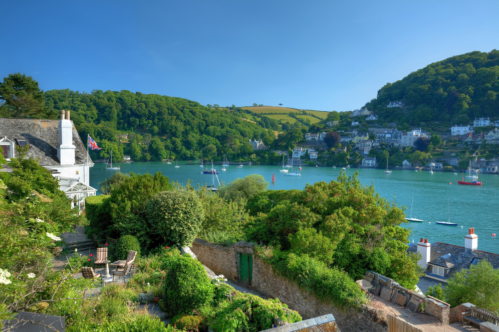 Quaint cottages, beautiful coastlines and vast greenlands are a common sight at Devon. 