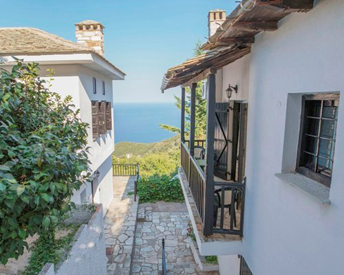 Between the mountain and the sea: Pilio Holiday Club serves up great sightseeing views from your window and convenient access to most of the city’s attractions.