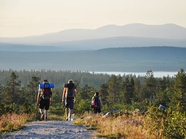 Wanderung durch den Wald und um den See in Lahti